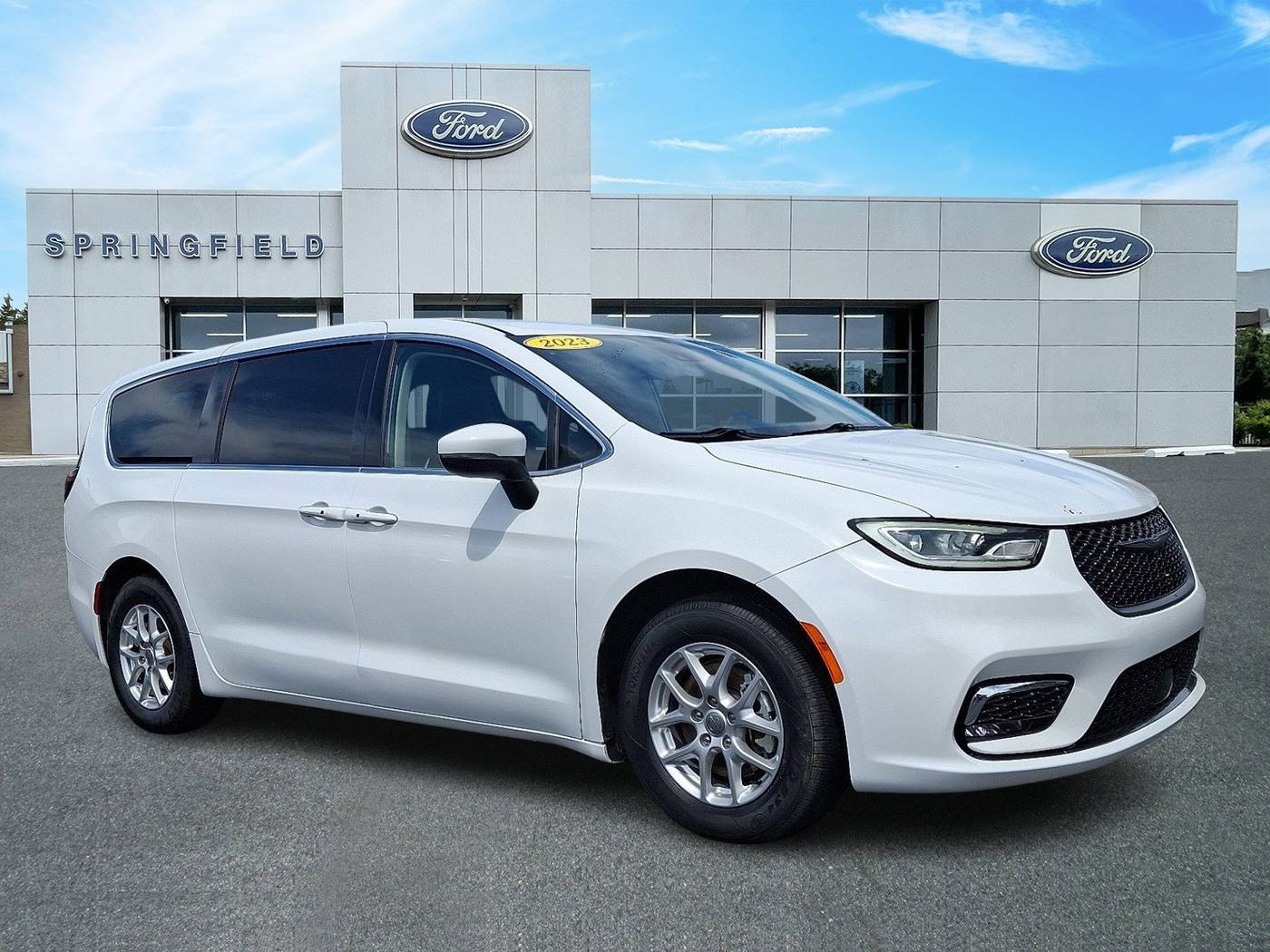 2023 Chrysler Pacifica Touring L — Minivan — 52,426 mi — Springfield, PA