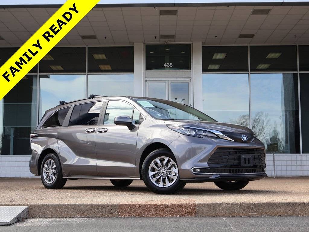 2024 Toyota Sienna XLE — Minivan — 9,692 mi — Springfield, MO