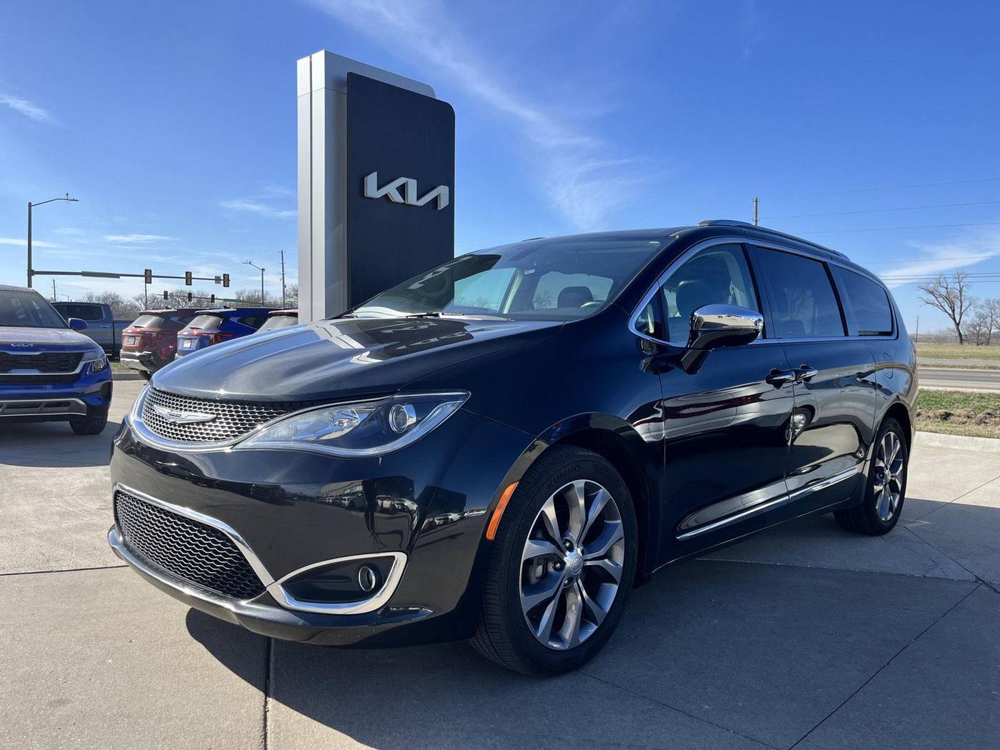 2019 Chrysler Pacifica Limited — Minivan — 95,276 mi — Manhattan, KS