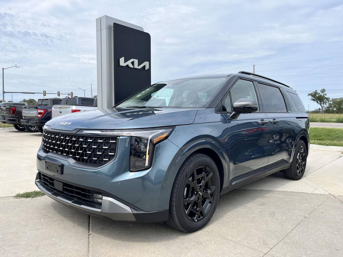 2025 Kia Carnival SX — Minivan — 4,265 mi — Manhattan, KS