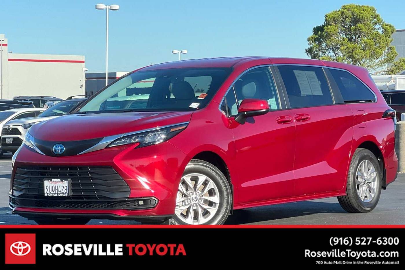 2025 Toyota Sienna LE — Minivan — 2,942 mi — Roseville, CA