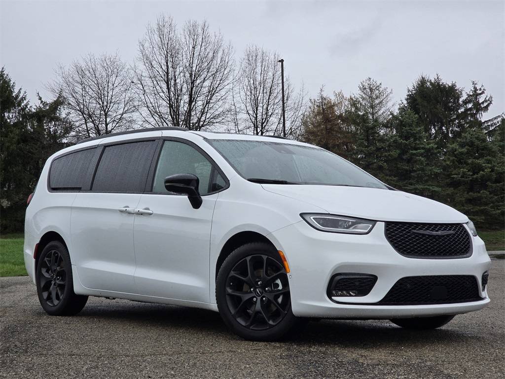 2024 Chrysler Pacifica Limited — Minivan — 11,734 mi — Lancaster, OH