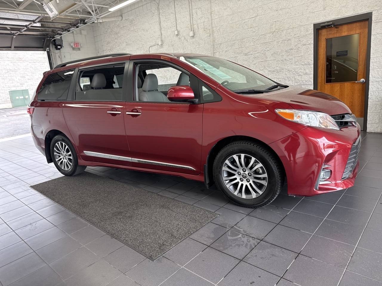 2020 Toyota Sienna XLE — Minivan — 78,659 mi — Springfield, MO