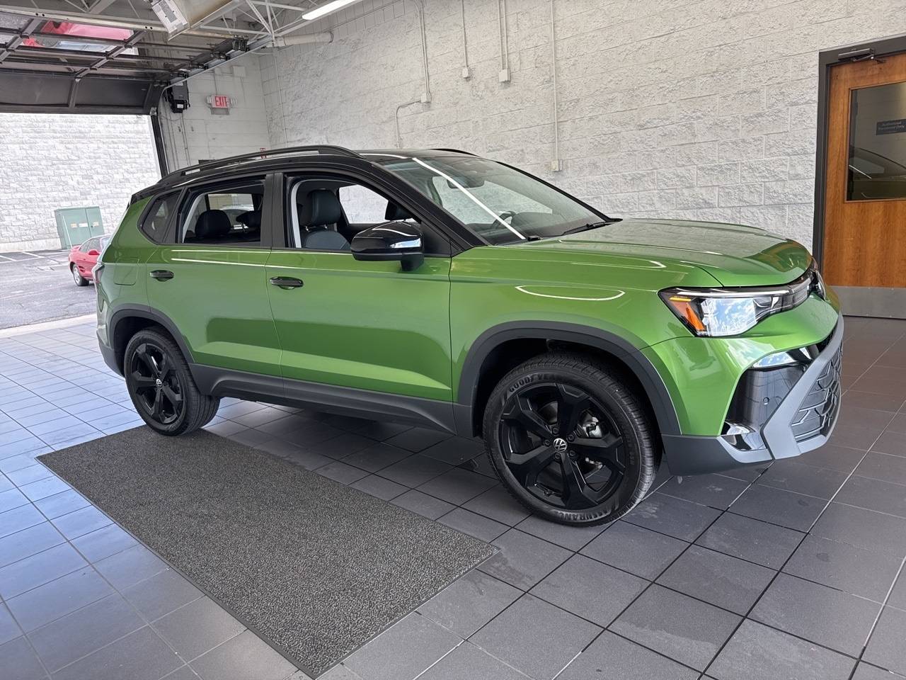 2025 Volkswagen Taos SE Black — SUV — 1,905 mi — Springfield, MO