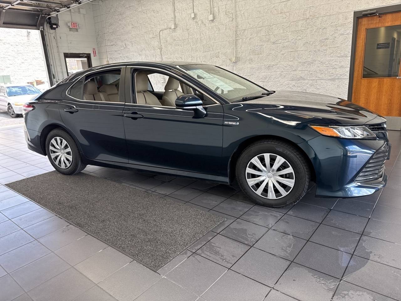 2019 Toyota Camry Hybrid LE — Sedan — 32,765 mi — Springfield, MO