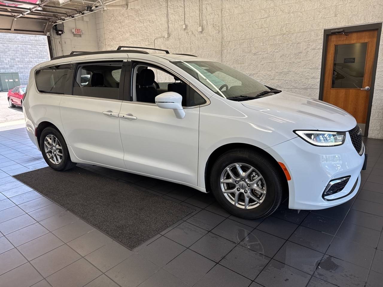 2021 Chrysler Pacifica Touring — Minivan — 33,338 mi — Springfield, MO
