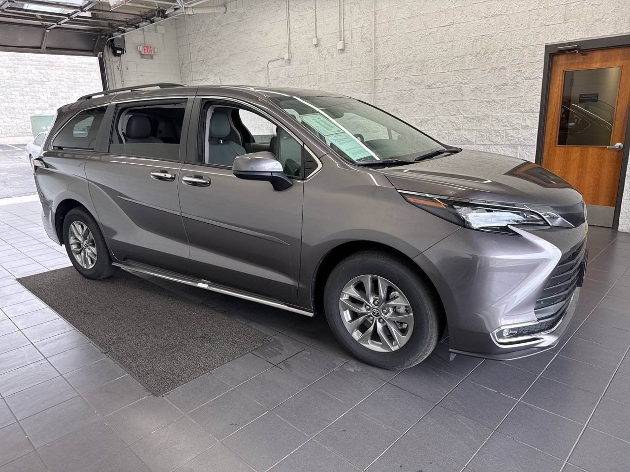2024 Toyota Sienna XLE — Minivan — 29,192 mi — Springfield, MO