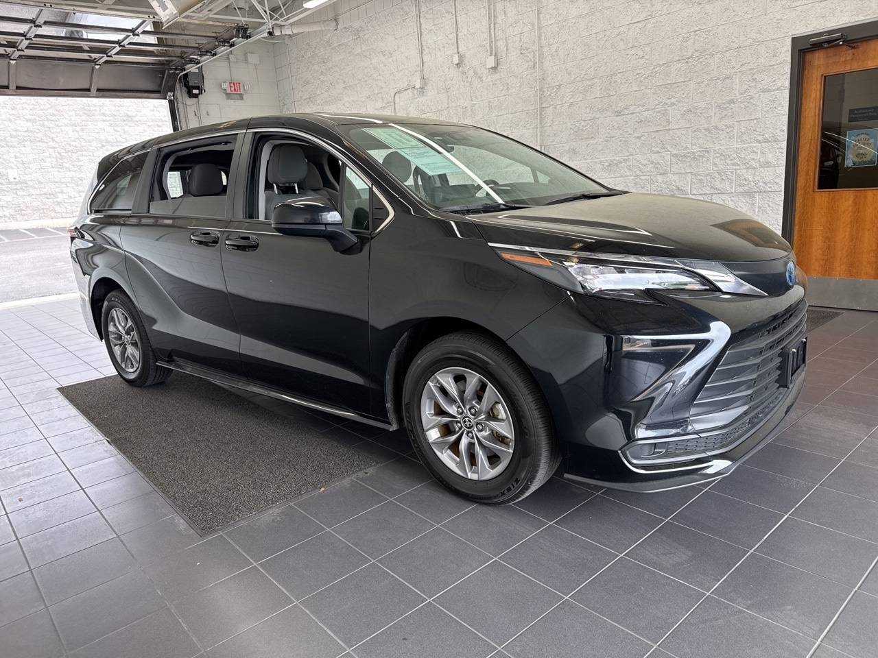 2024 Toyota Sienna LE — Minivan — 30,209 mi — Springfield, MO