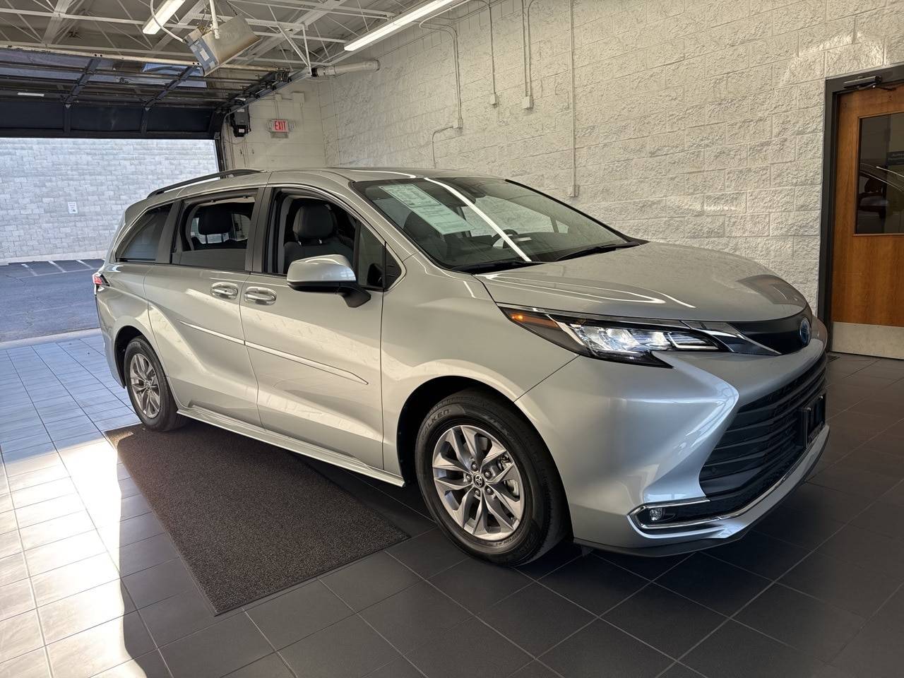2022 Toyota Sienna XLE — Minivan — 43,766 mi — Springfield, MO