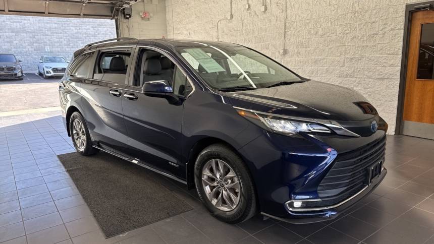 2021 Toyota Sienna XLE — Minivan — 61,747 mi — Springfield, MO