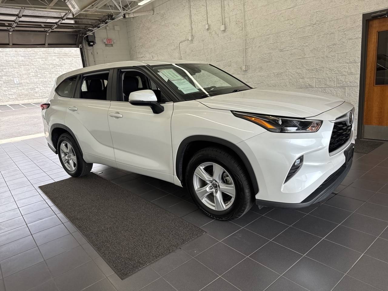2024 Toyota Highlander LE — SUV — 33,639 mi — Springfield, MO