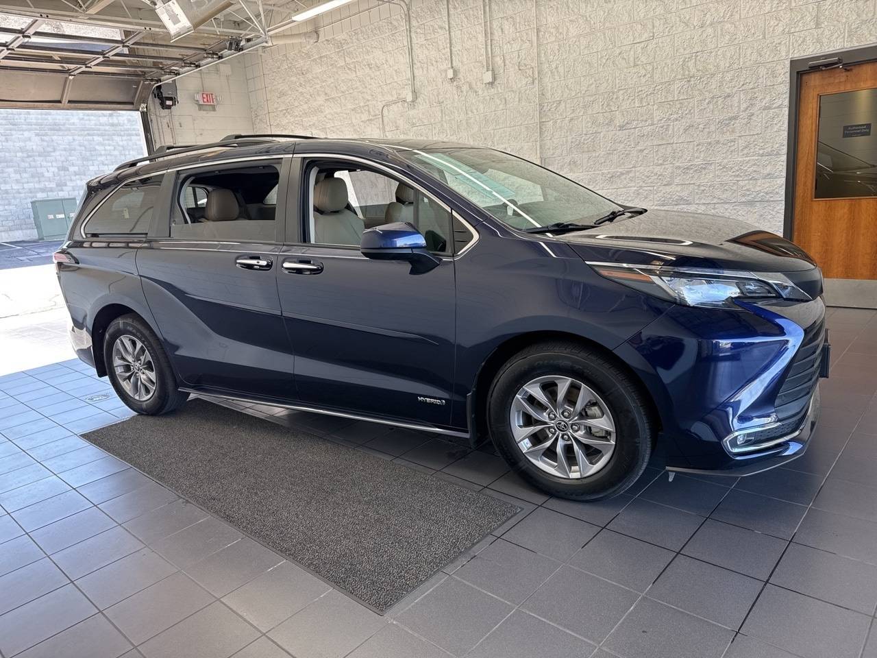 2021 Toyota Sienna XLE — Minivan — 101,769 mi — Springfield, MO
