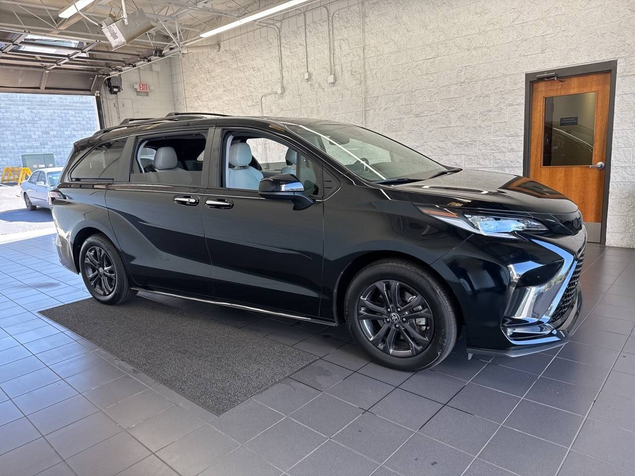 2024 Toyota Sienna XSE — Minivan — 22,693 mi — Springfield, MO