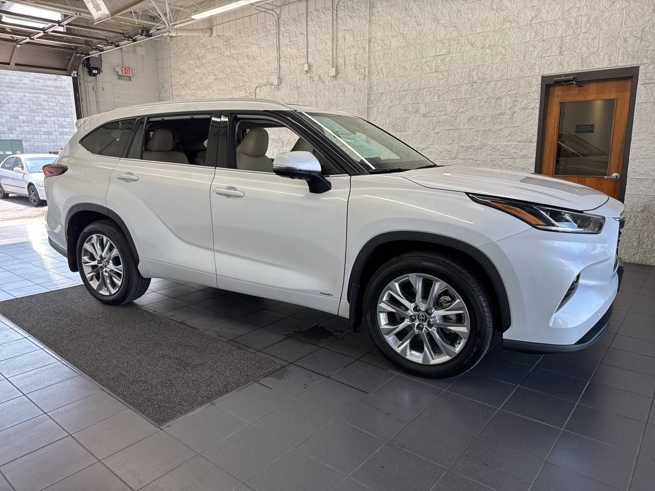 2024 Toyota Highlander Hybrid Limited — SUV — 10,360 mi — Springfield, MO