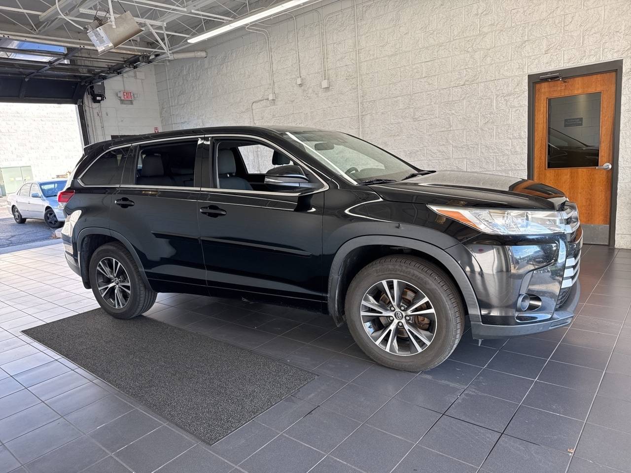 2017 Toyota Highlander LE V6 — SUV — 137,730 mi — Springfield, MO