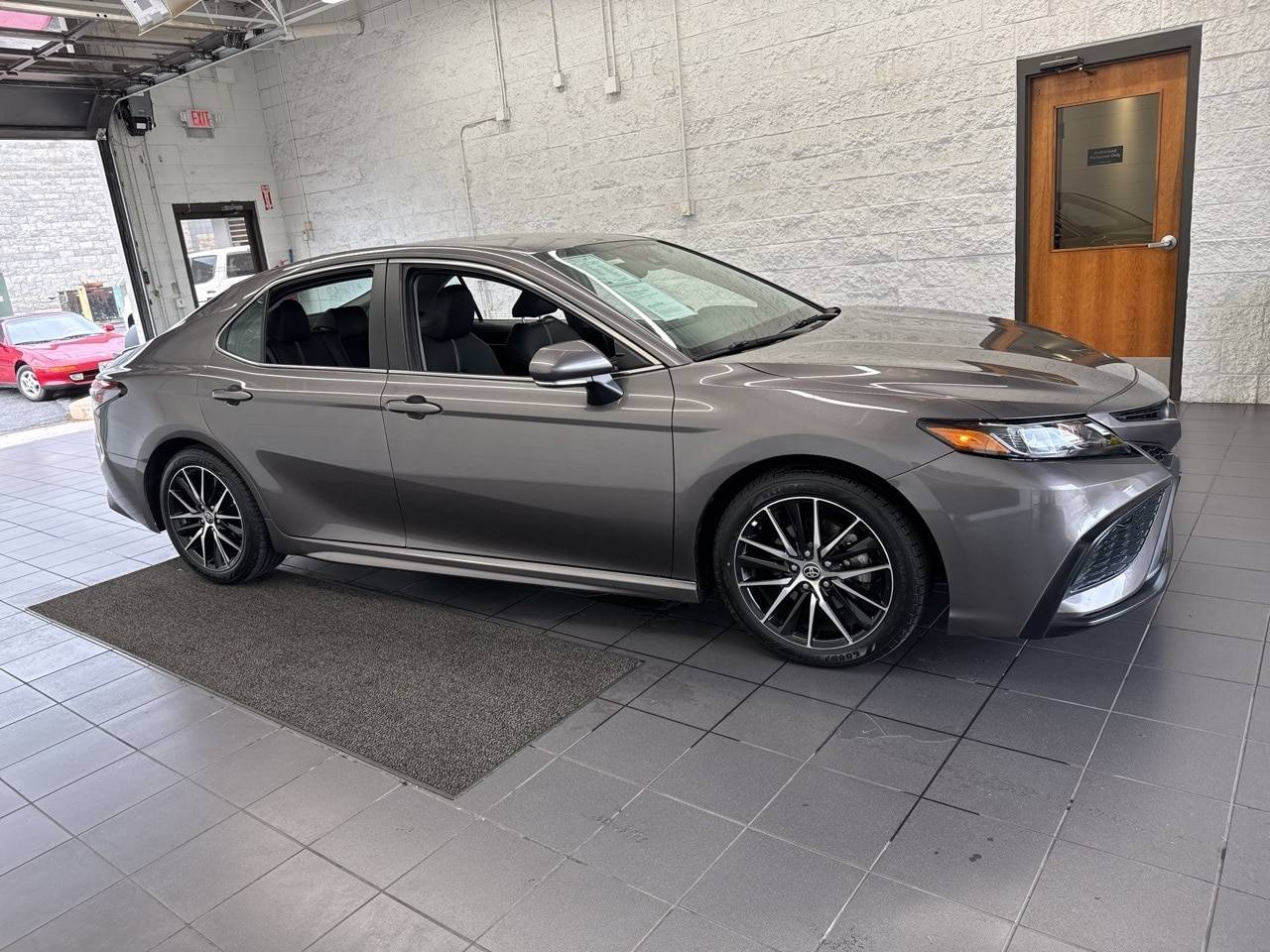 2024 Toyota Camry SE — Sedan — 21,227 mi — Springfield, MO