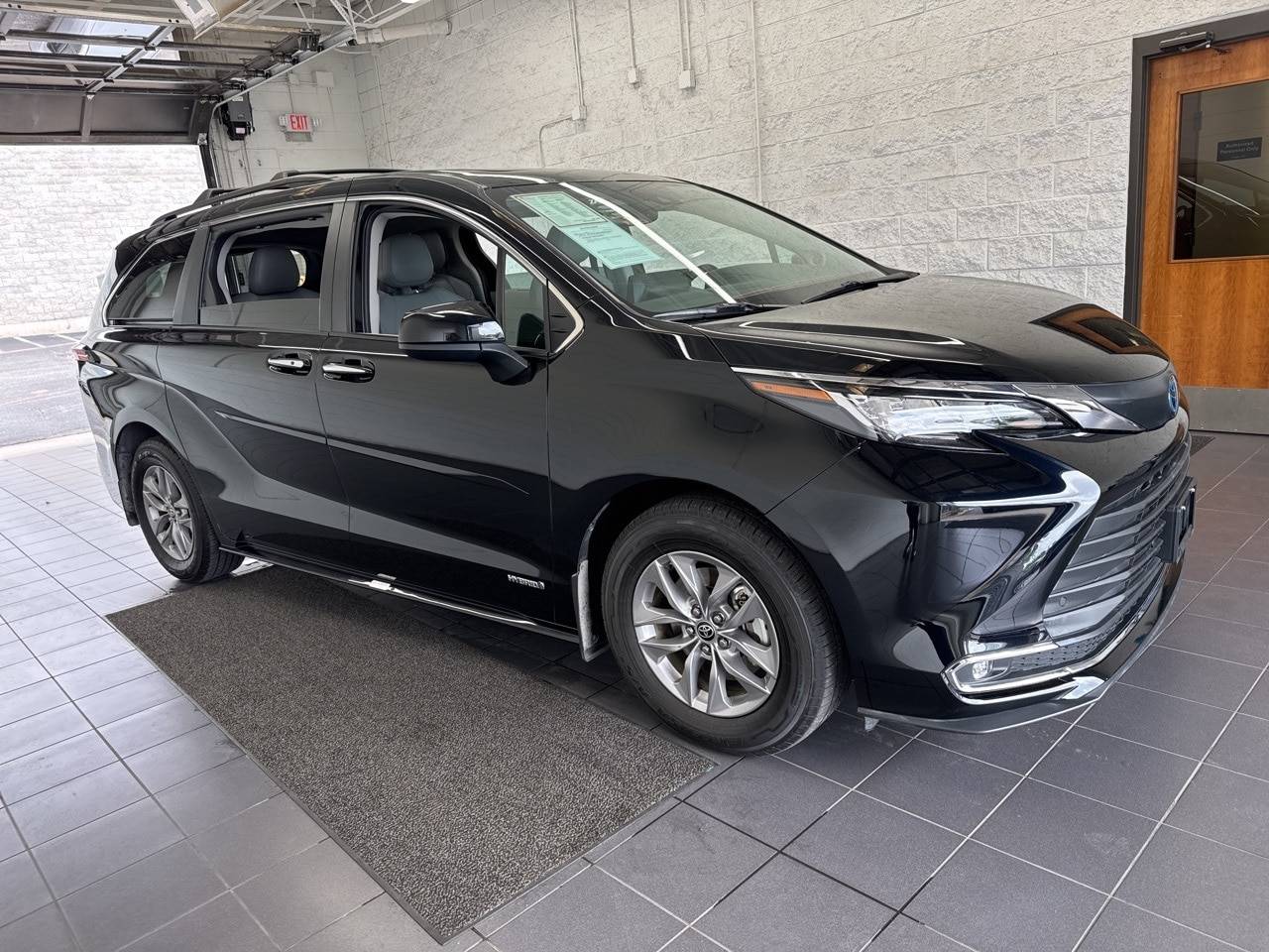 2021 Toyota Sienna XLE — Minivan — 54,601 mi — Springfield, MO