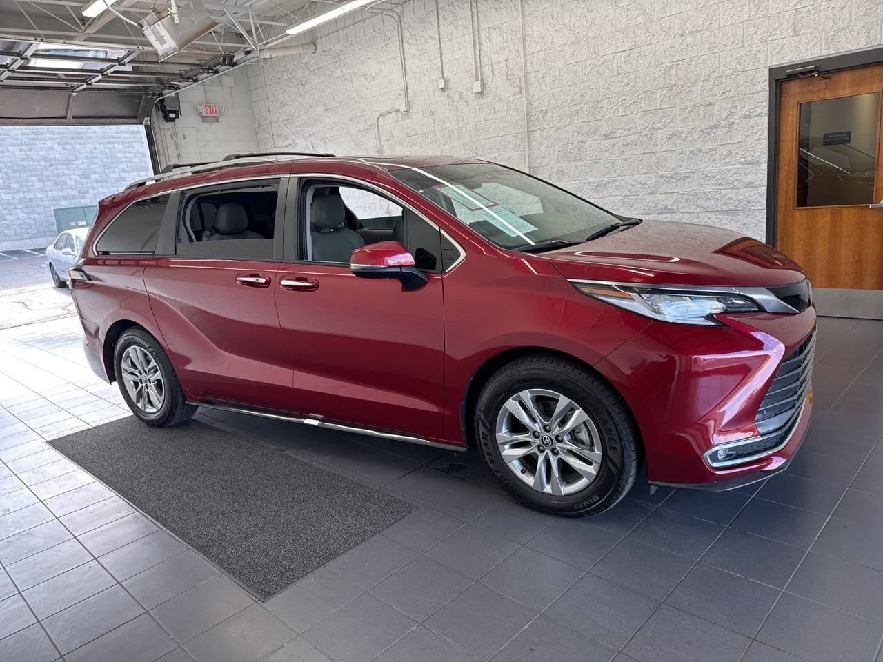 2022 Toyota Sienna Limited — Minivan — 84,888 mi — Springfield, MO