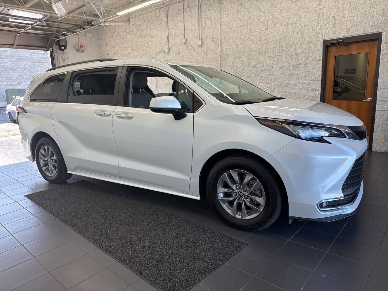 2022 Toyota Sienna XLE — Minivan — 49,401 mi — Springfield, MO
