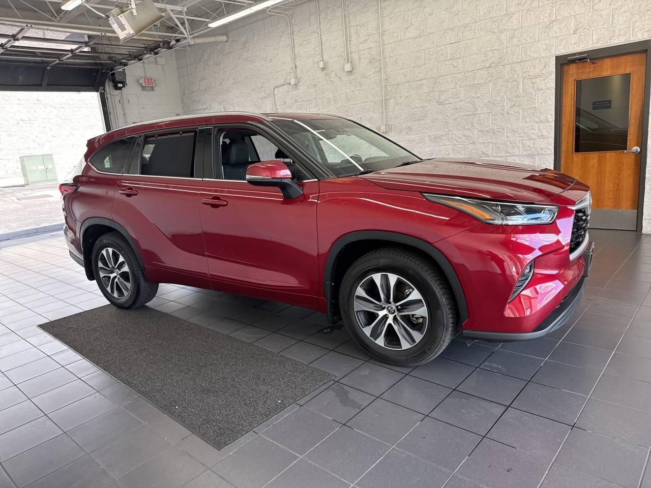 2021 Toyota Highlander XLE — SUV — 102,019 mi — Springfield, MO
