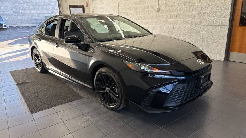 2025 Toyota Camry LE — Sedan — 31,782 mi — Springfield, MO