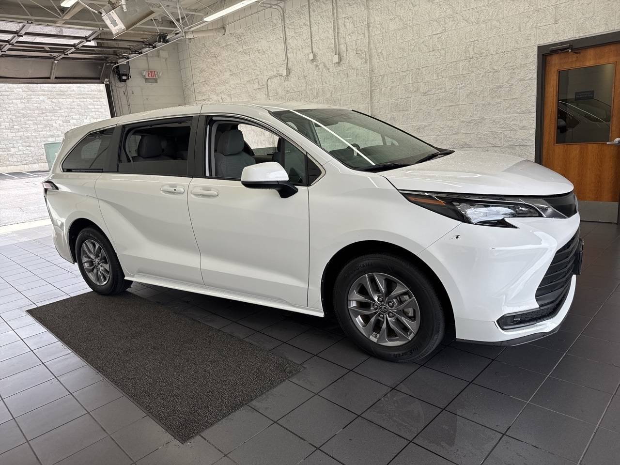 2024 Toyota Sienna LE — Minivan — 29,391 mi — Springfield, MO