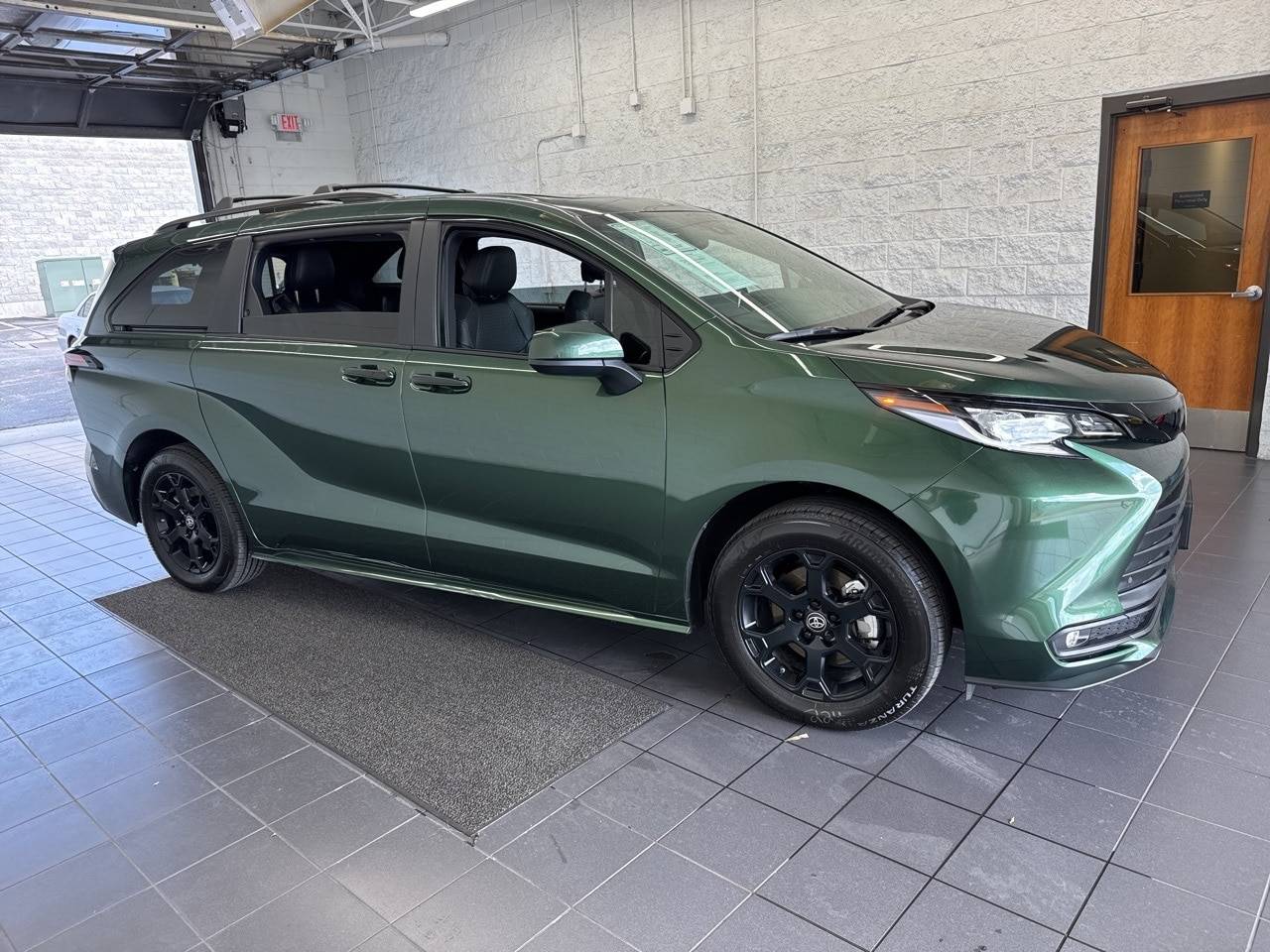 2025 Toyota Sienna Woodland Edition — Minivan — 1,943 mi — Springfield, MO