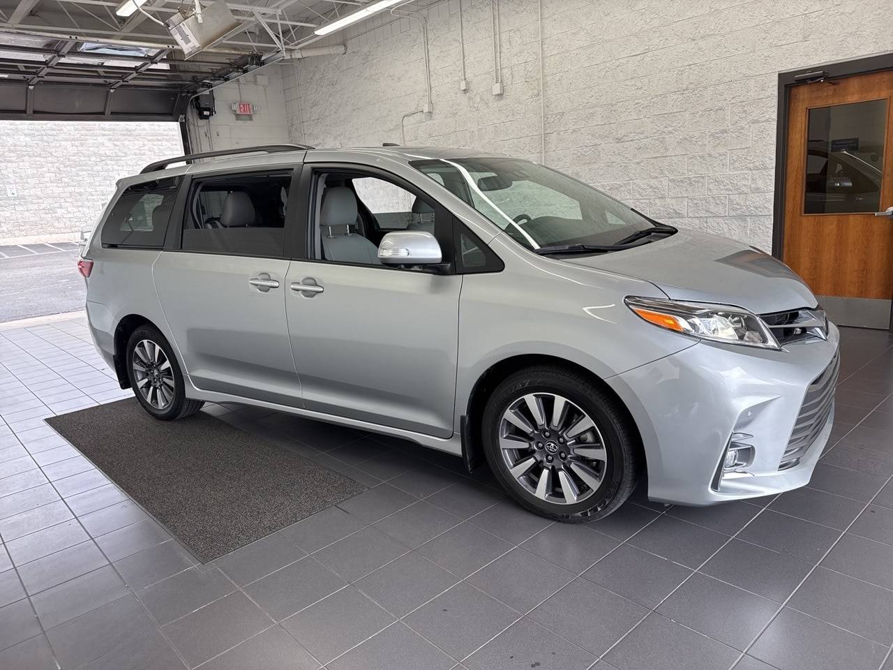 2020 Toyota Sienna Limited Premium — Minivan — 21,459 mi — Springfield, MO
