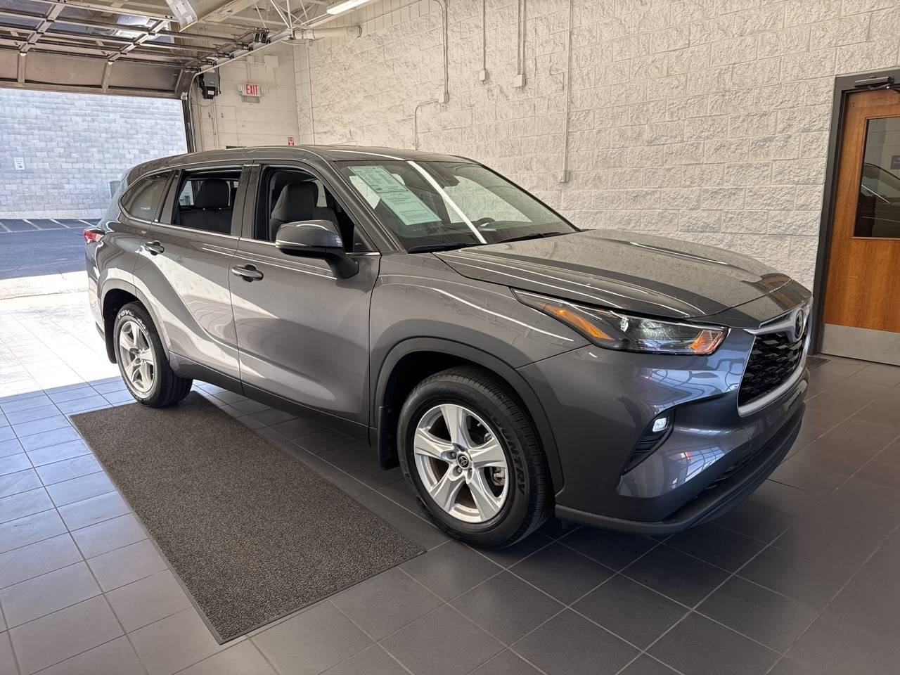 2022 Toyota Highlander LE — SUV — 28,897 mi — Springfield, MO