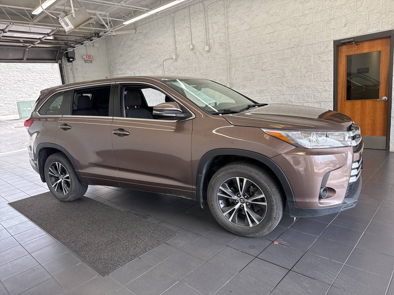 2017 Toyota Highlander LE V6 — SUV — 202,842 mi — Springfield, MO
