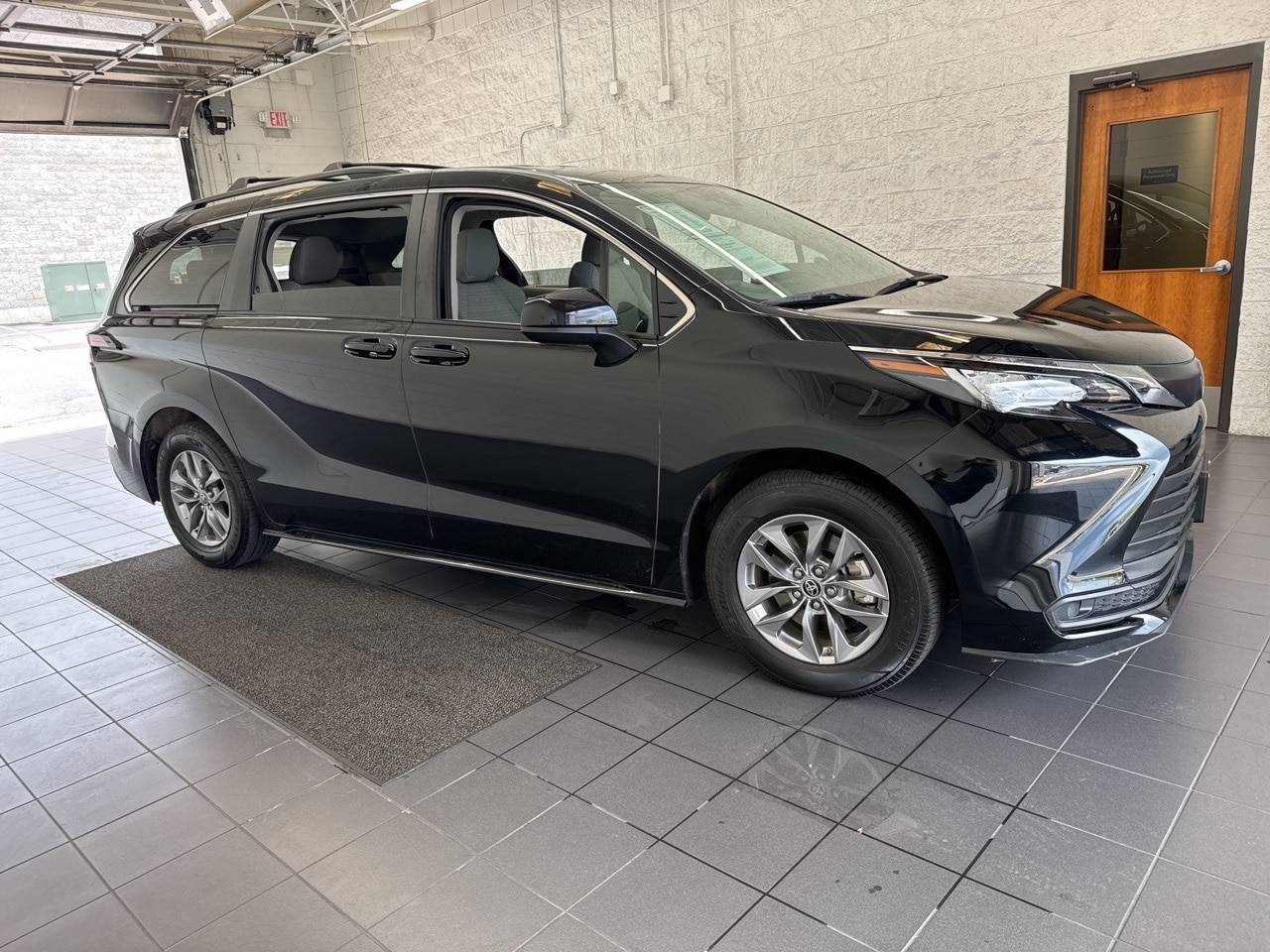 2022 Toyota Sienna LE — Minivan — 23,971 mi — Springfield, MO