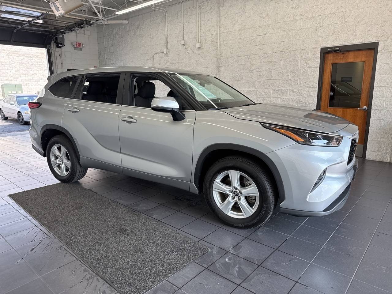 2023 Toyota Highlander LE — SUV — 21,483 mi — Springfield, MO