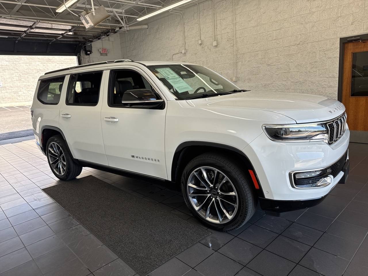 2023 Jeep Wagoneer Series III — SUV — 24,763 mi — Springfield, MO