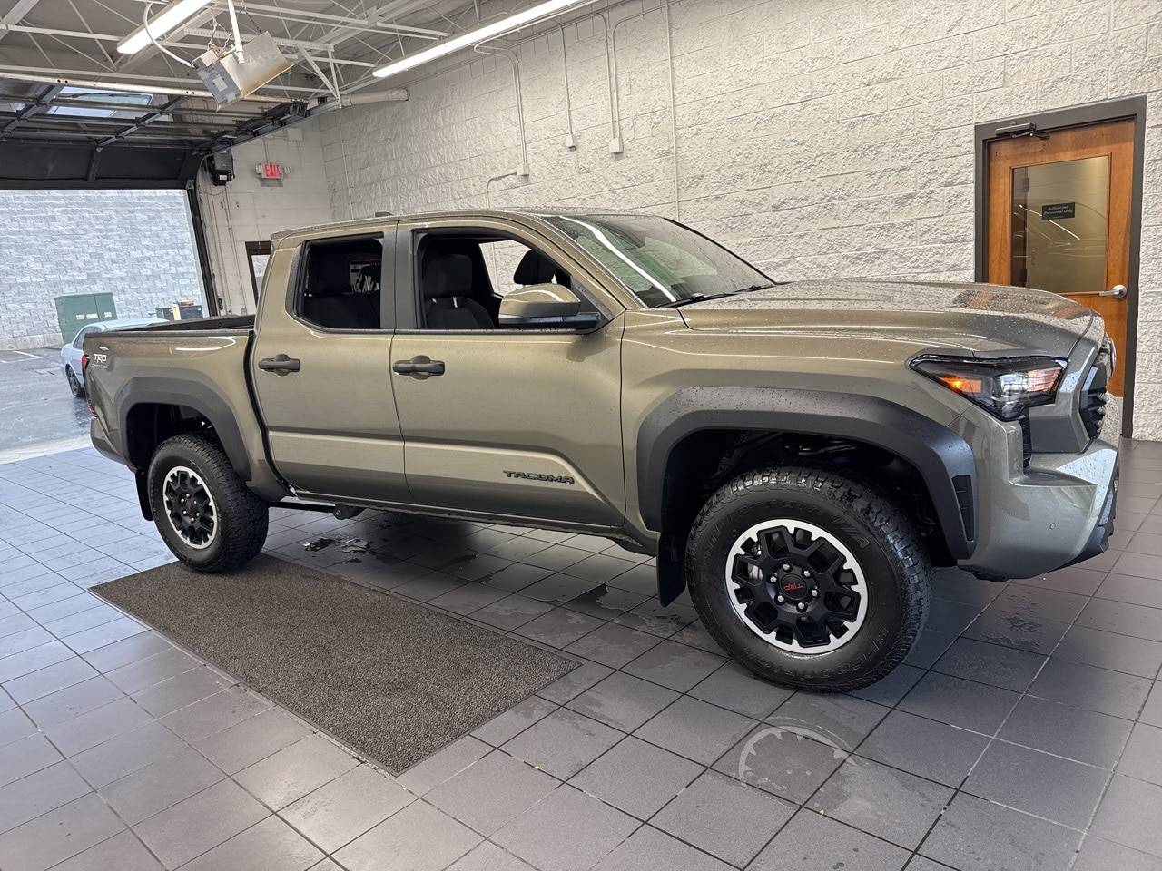 2025 Toyota Tacoma Limited — Pickup Truck — 4,574 mi — Springfield, MO