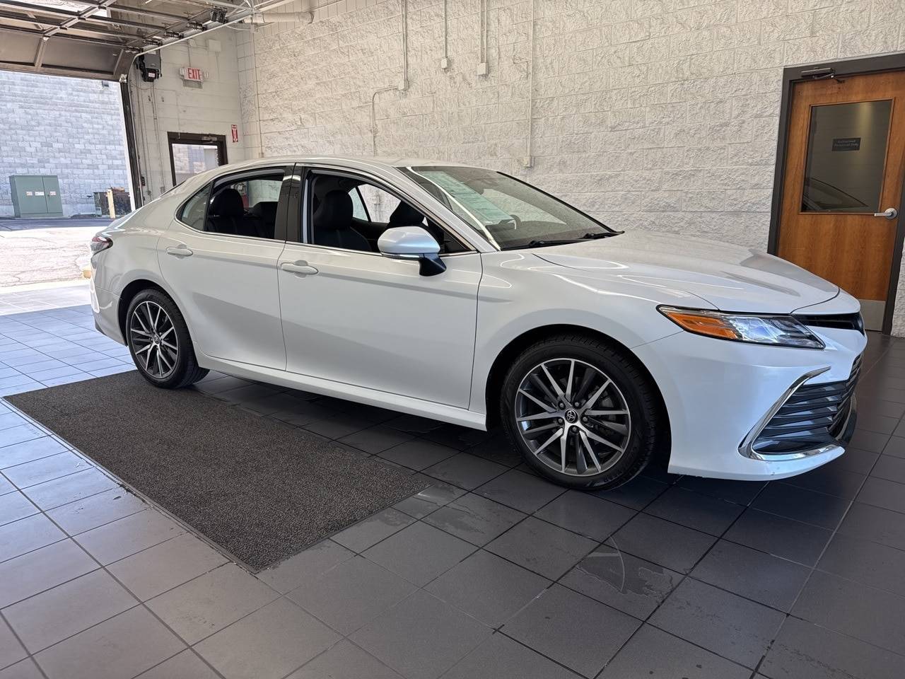 2023 Toyota Camry Hybrid XLE — Sedan — 45,798 mi — Springfield, MO