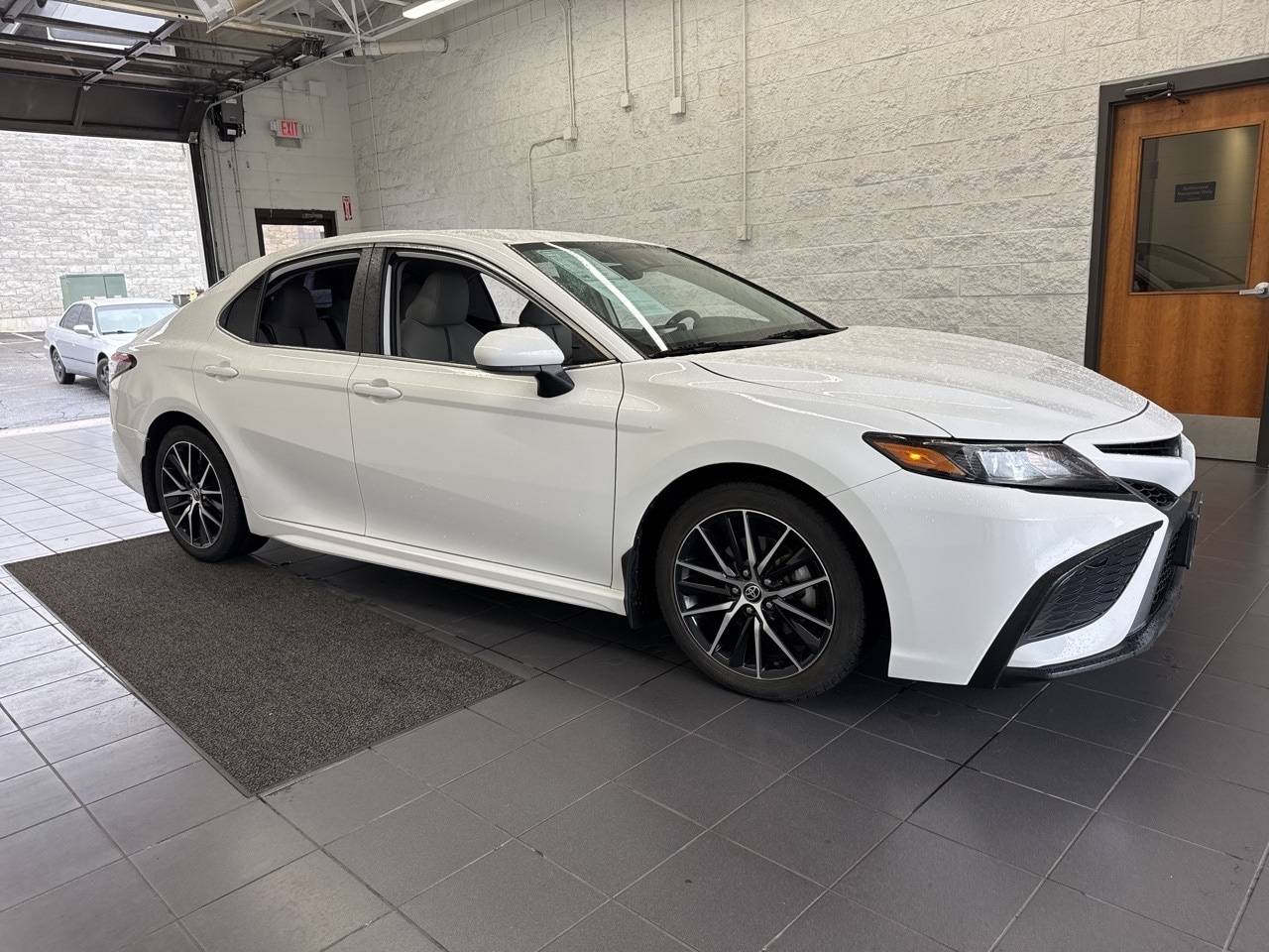 2021 Toyota Camry Hybrid SE — Sedan — 127,065 mi — Springfield, MO