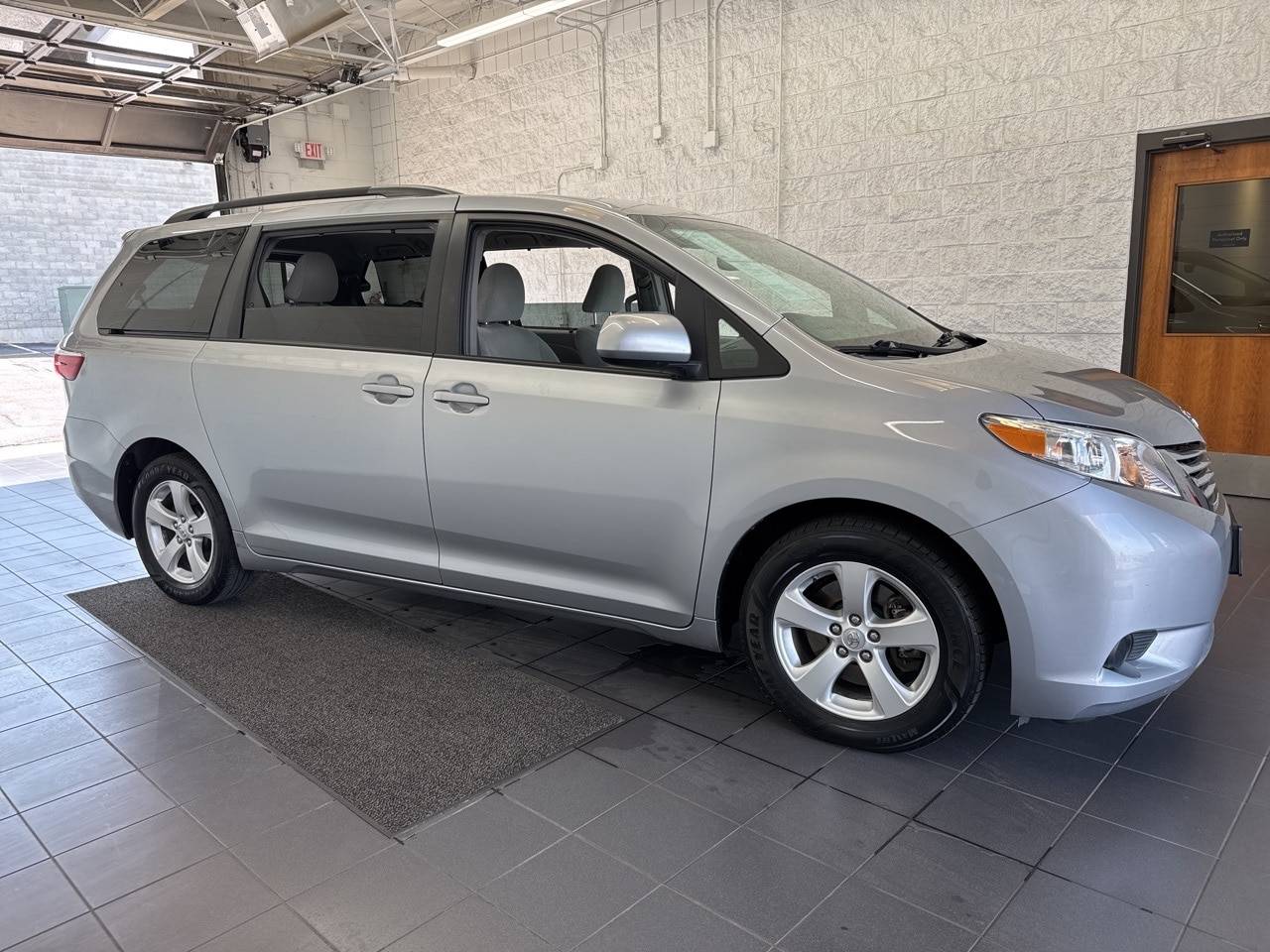 2017 Toyota Sienna LE — Minivan — 137,617 mi — Springfield, MO