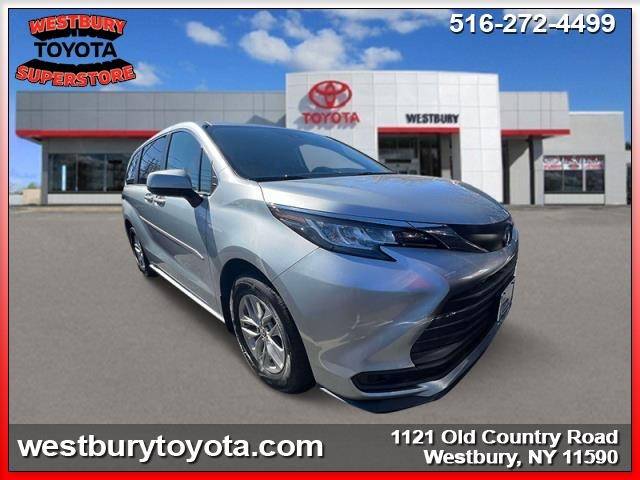 2022 Toyota Sienna LE — Minivan — 46,182 mi — Westbury, NY