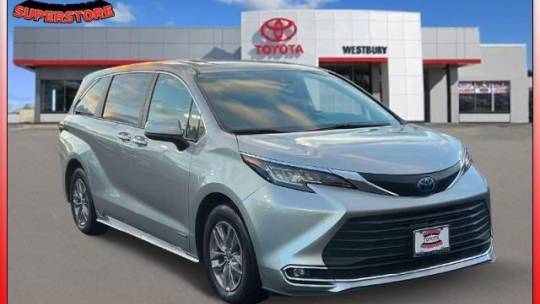 2021 Toyota Sienna XLE — Minivan — 30,249 mi — Westbury, NY