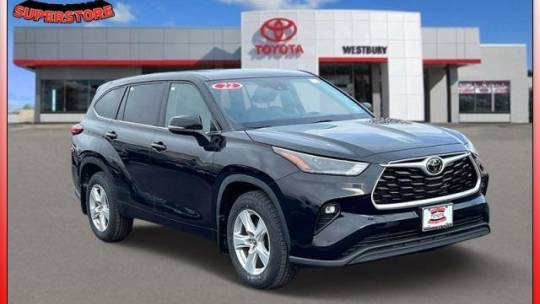 2022 Toyota Highlander LE — SUV — 23,617 mi — Westbury, NY