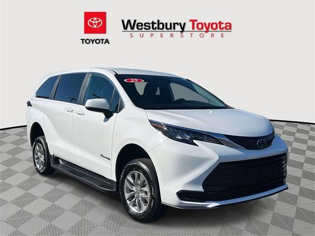 2025 Toyota Sienna LE — Minivan — 5 mi — Westbury, NY