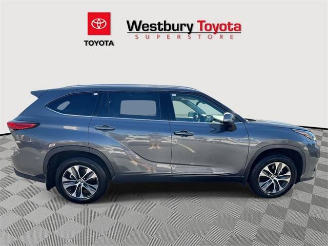 2021 Toyota Highlander XLE — SUV — 35,028 mi — Westbury, NY