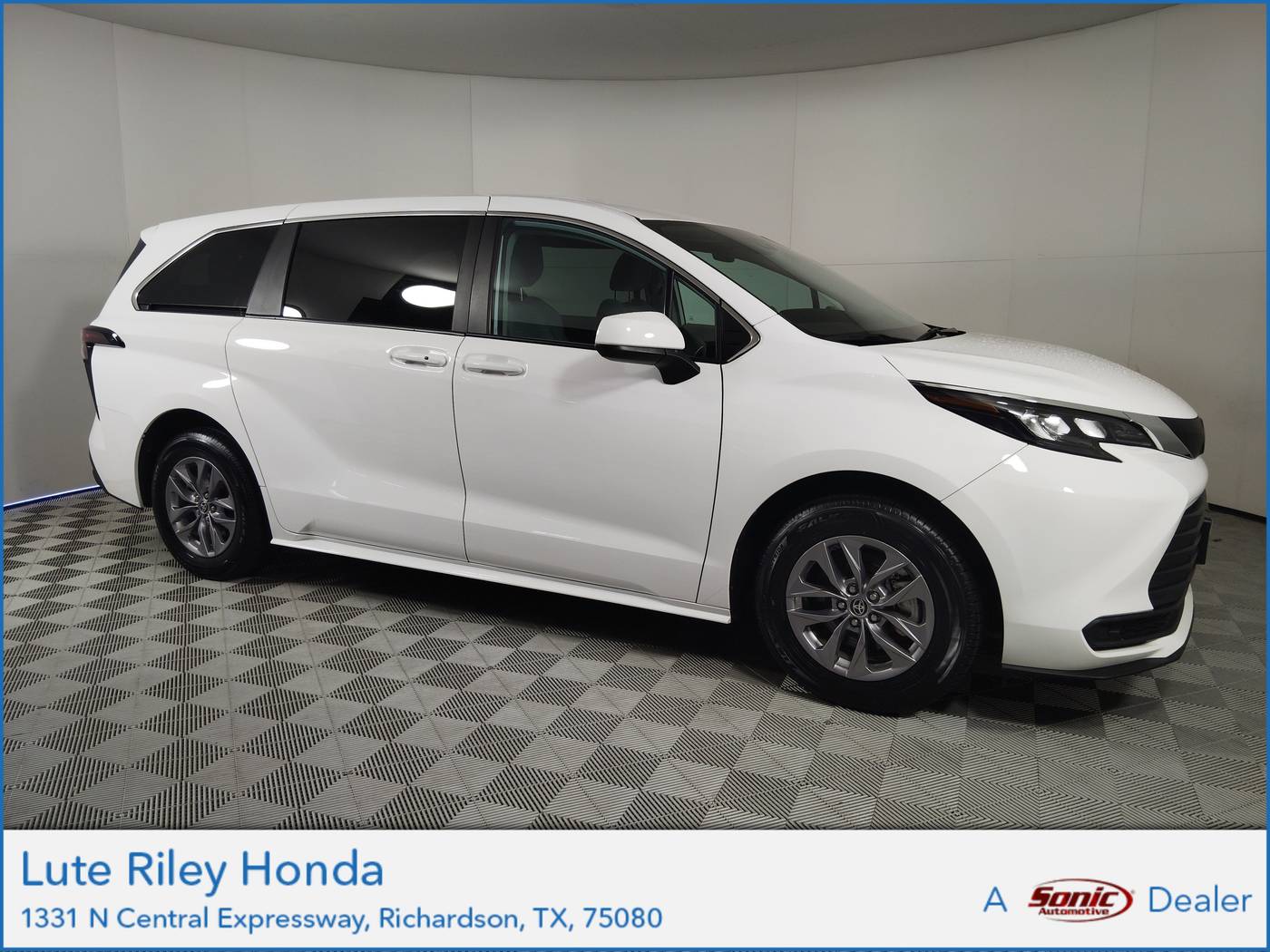 2024 Toyota Sienna LE — Minivan — 26,047 mi — Richardson, TX