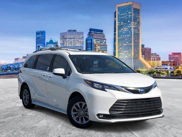 2025 Toyota Sienna XLE — Minivan — 1,995 mi — Jacksonville, FL