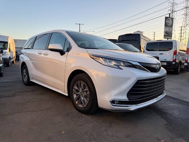2024 Toyota Sienna XLE — Minivan — 8,460 mi — Bellflower, CA