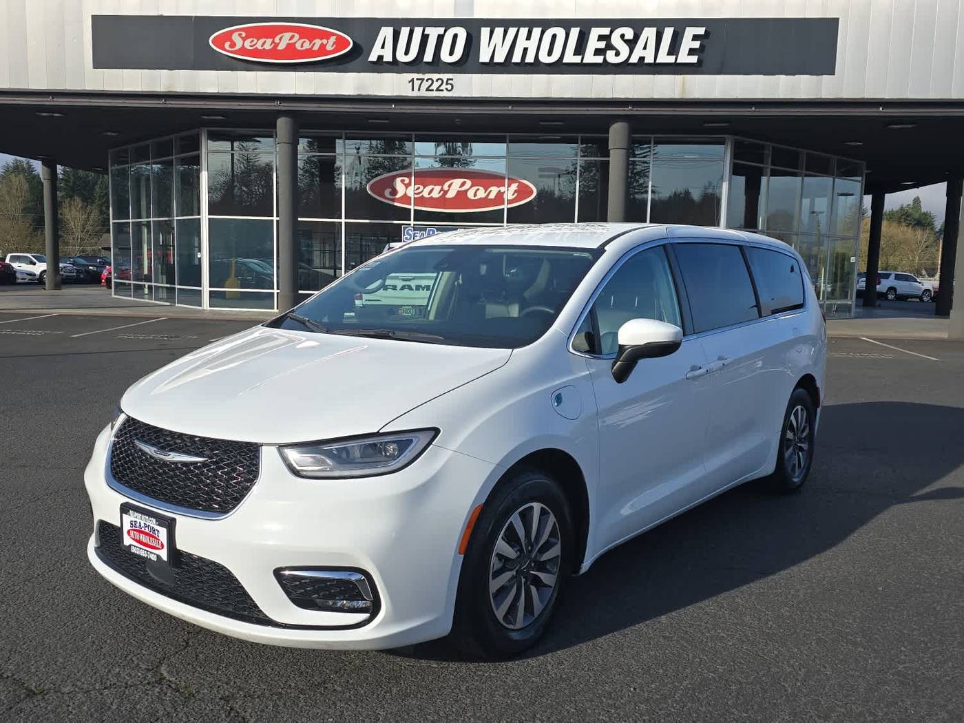 2023 Chrysler Pacifica Hybrid Touring L — Minivan — 52,709 mi — Portland, OR