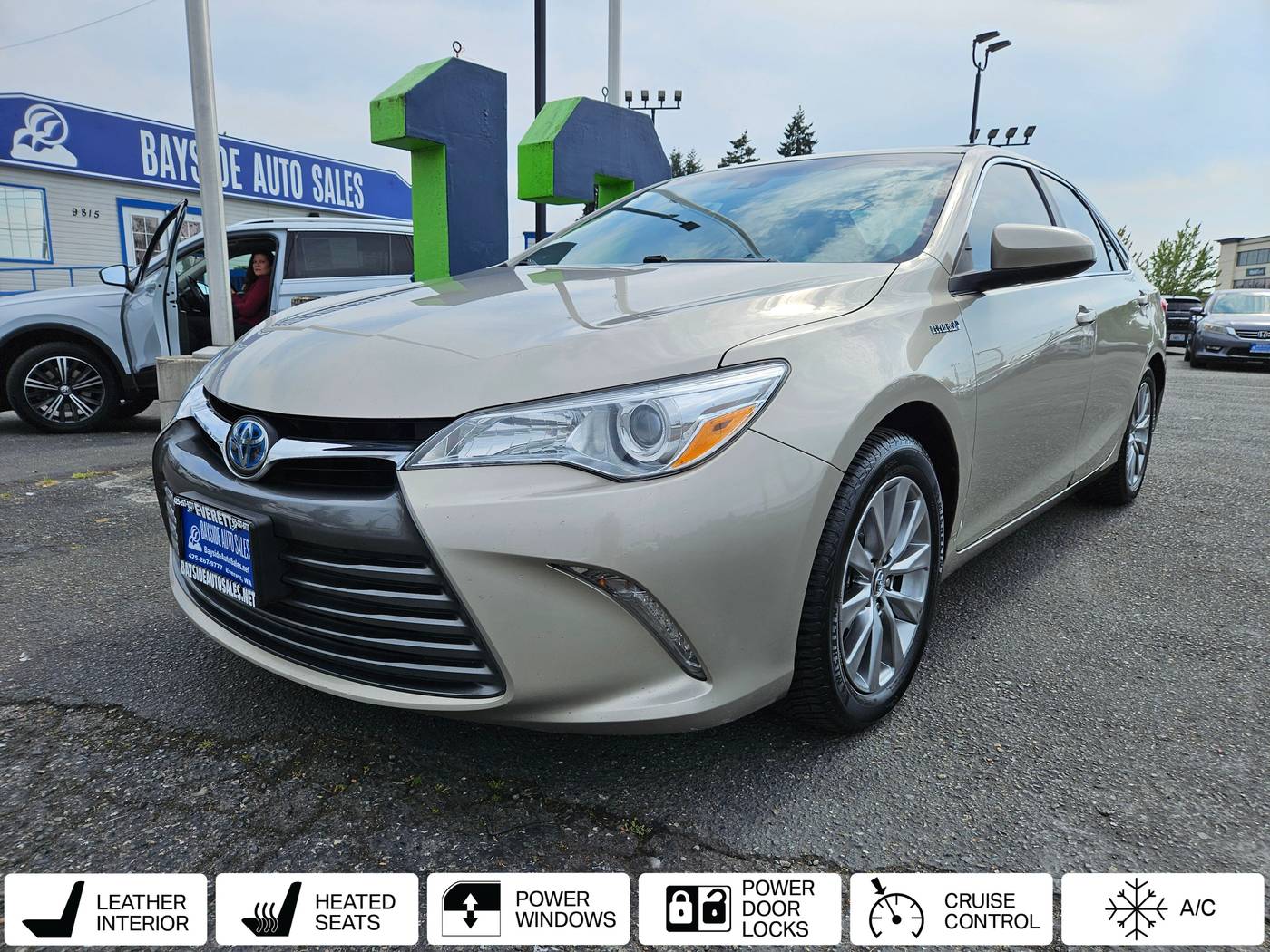 2016 Toyota Camry Hybrid LE — Sedan — 113,948 mi — Everett, WA