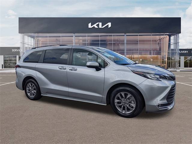 2022 Toyota Sienna XLE — Minivan — 11,276 mi — Fort Myers, FL