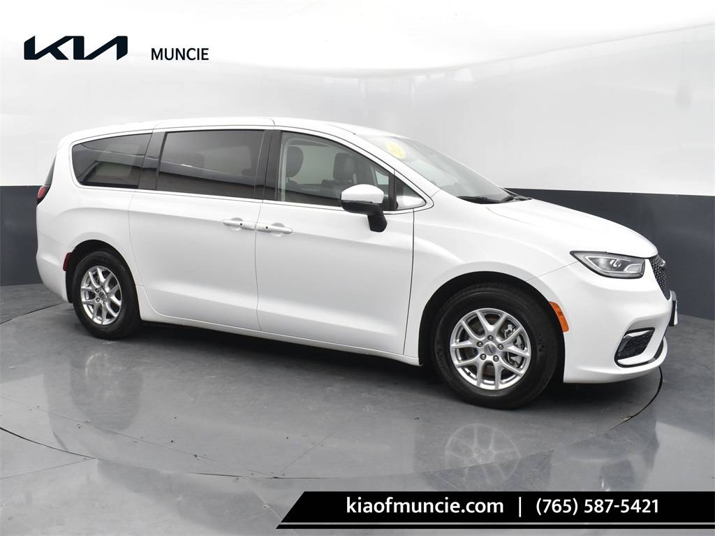 2023 Chrysler Pacifica Touring L — Minivan — 58,741 mi — Muncie, IN