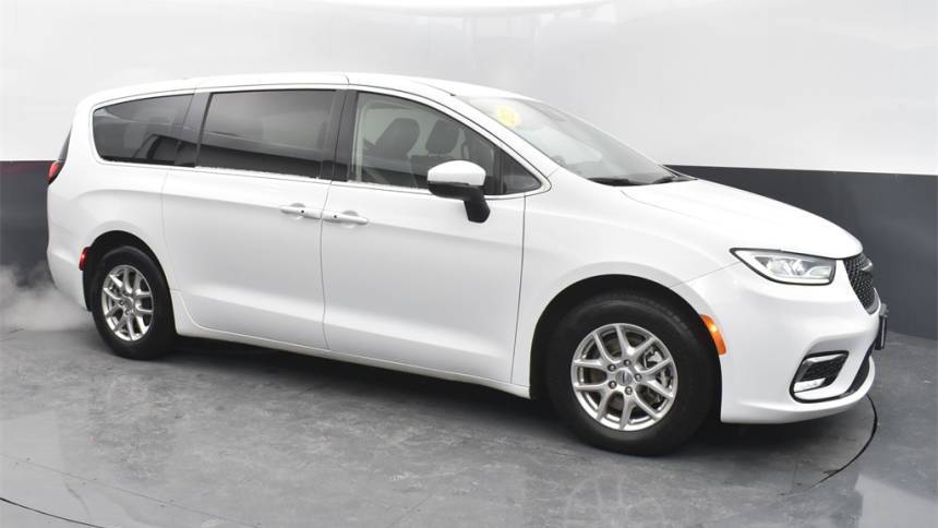 2023 Chrysler Pacifica Touring L — Minivan — 61,608 mi — Muncie, IN
